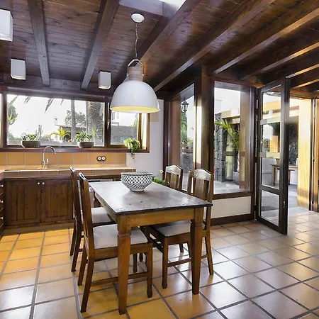 Ermita Perdomo Масдаче